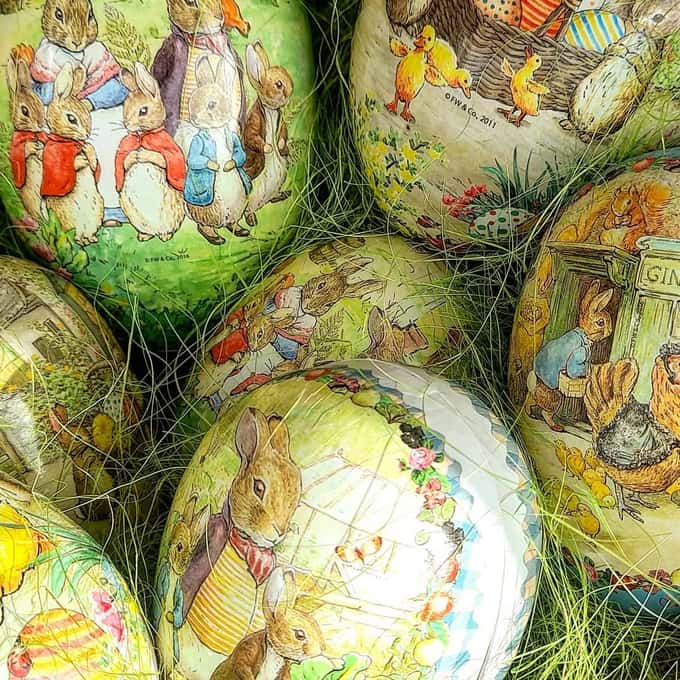 Nostalgische Oster-Papiereier in der Konditorei